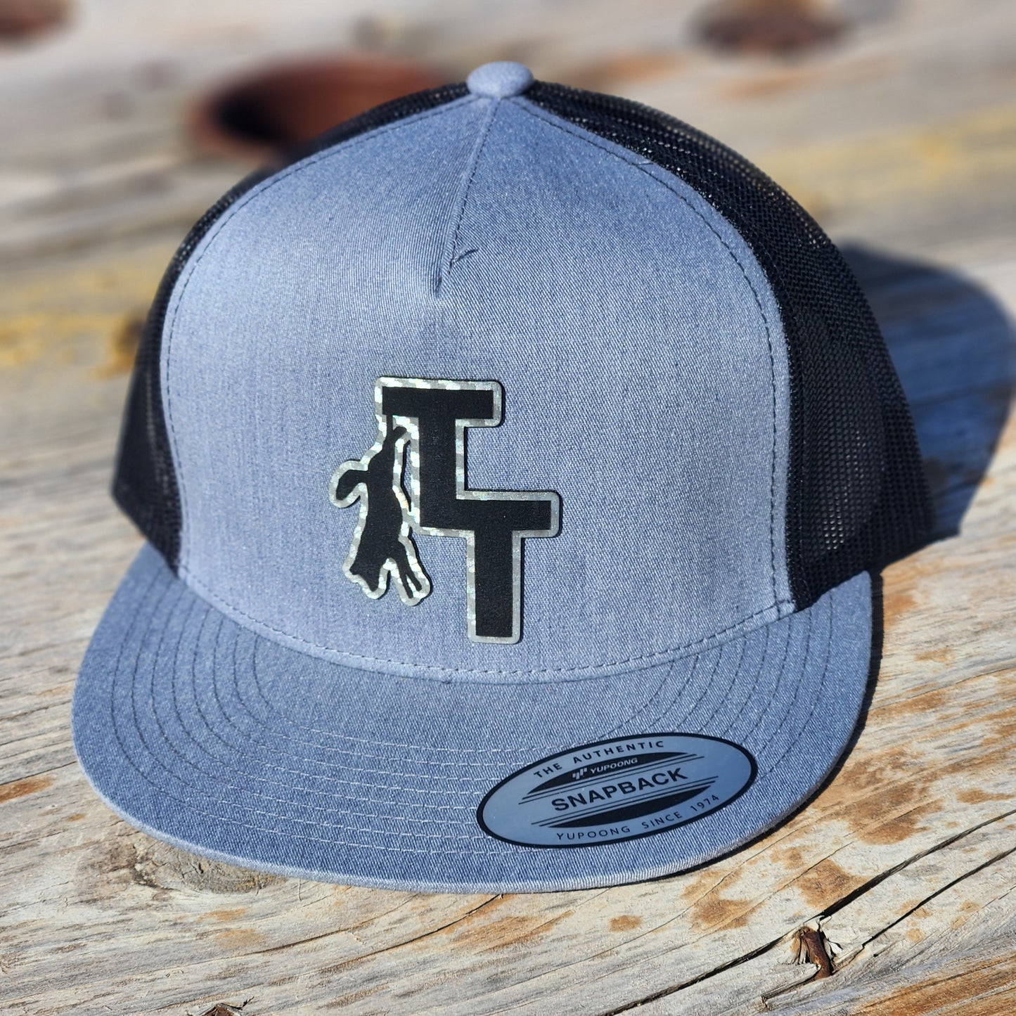 TT Flat Bill - Yupoong - Silver n Black